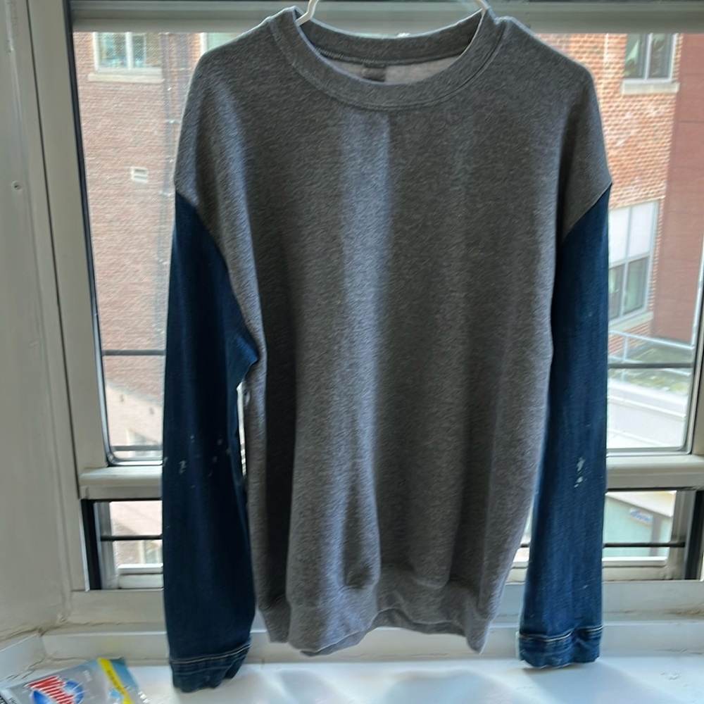 Medium but oversized. Grey sweatshirt with denim jacket sleeves.